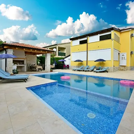 Maja For Max 5 Persons With Pool Gulici, Pet Friendly Porec